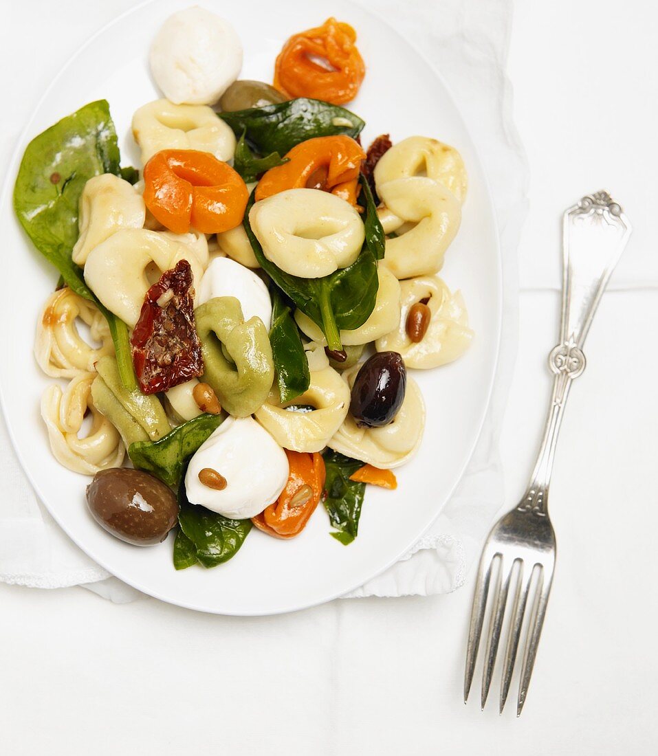 Dreifarbige Tortellini mit Oliven und Mozzarella