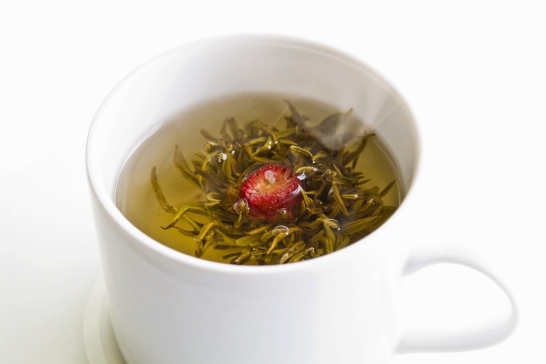 Eine Tasse Tee mit Teerose aus Jasminblüte