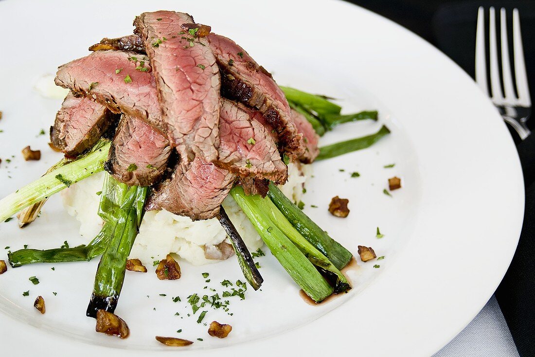 Flank Steak mit Frühlingszwiebeln auf Kartoffel-Wasabi-Püree