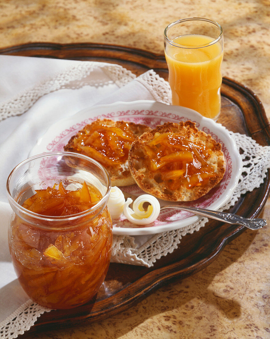 English Muffin mit Butter und Marmelade