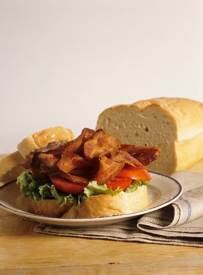 BLT-Sandwiches (Bacon, Lettuce, Tomato) mit Weißbrot