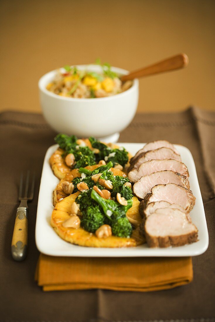 Schweinefilet mit Brokkoli und Nüssen