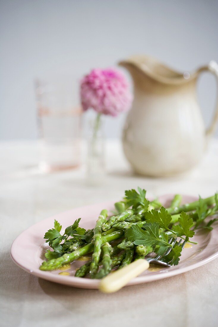 Grüner Spargel mit Olivenöl und Petersilie