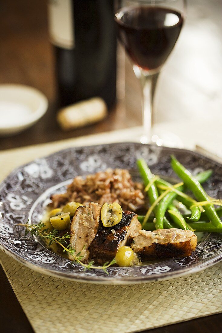 Gegrilltes Hähnchen mit Oliven und grünen Bohnen