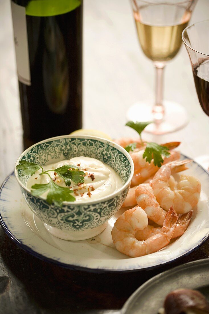 Shrimps mit Dip, Wein im Hintergrund