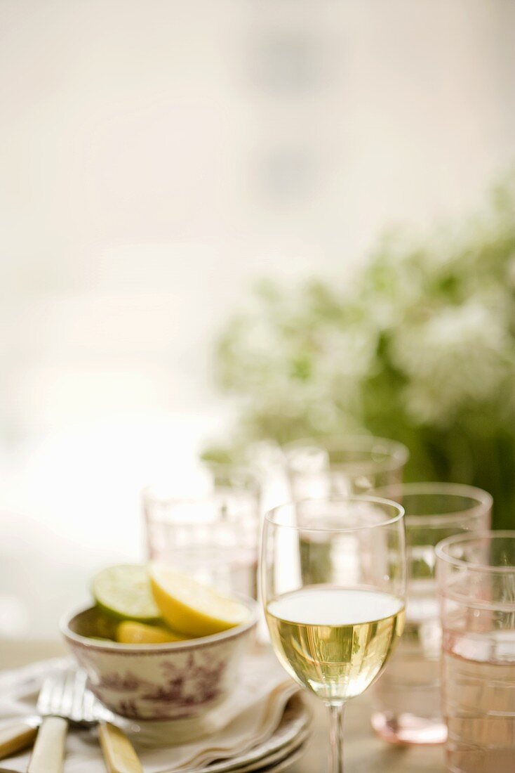 Weissweinglas auf gedecktem Tisch