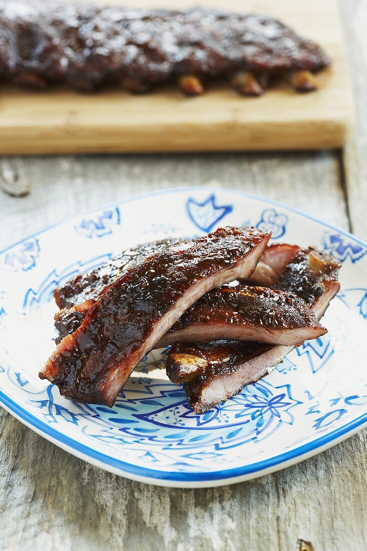 Spareribs auf Teller und Schneidebrett