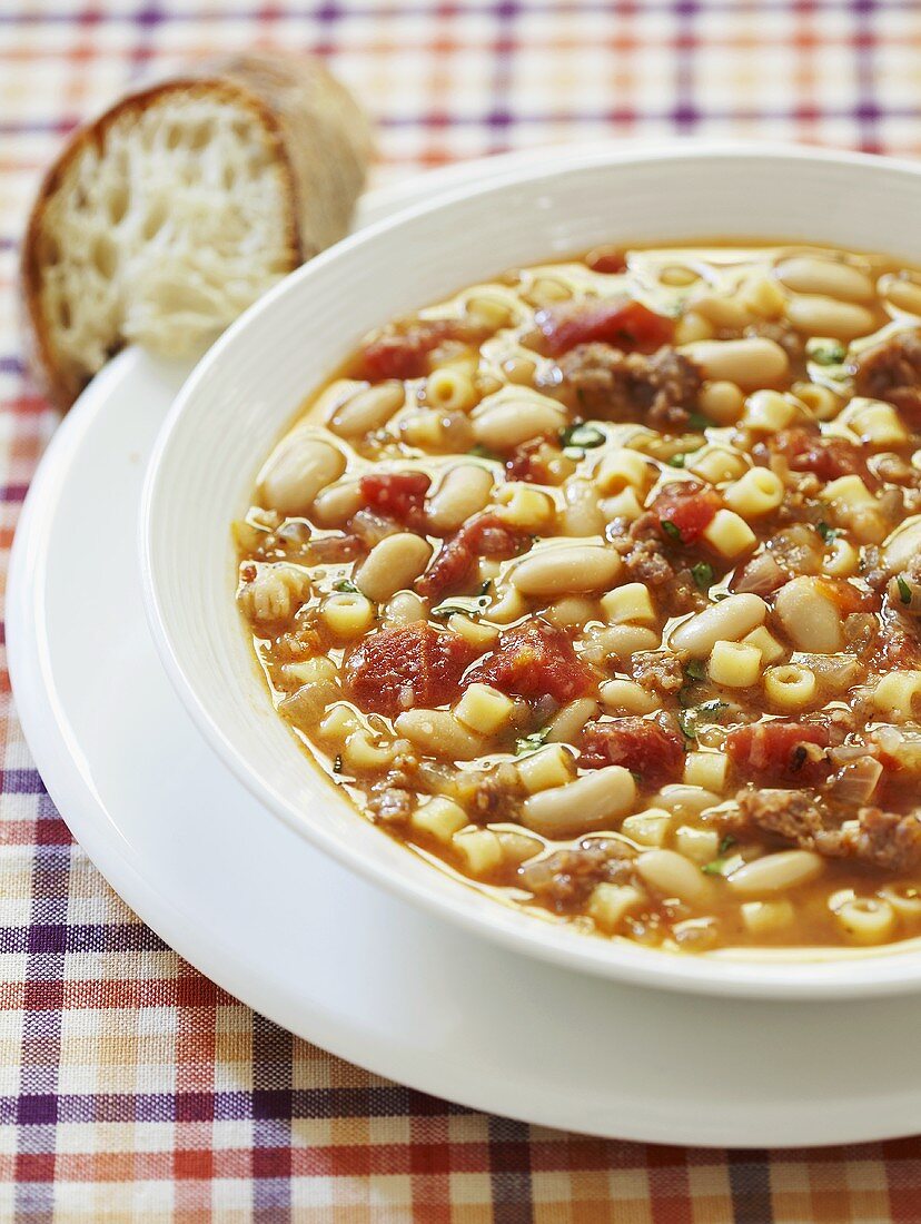 Zuppa con pasta e fagioli (Dicke Suppe mit Nudeln & Bohnen)