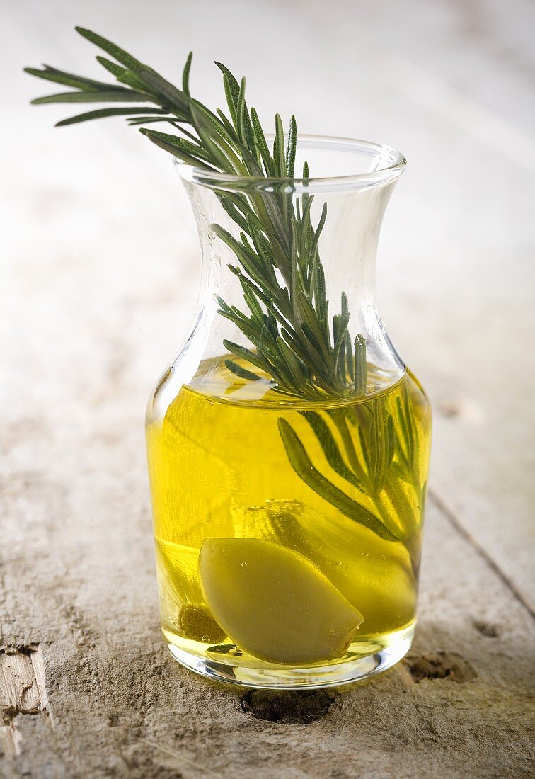 Olivenöl mit Knoblauch und Rosmarin in Karaffe