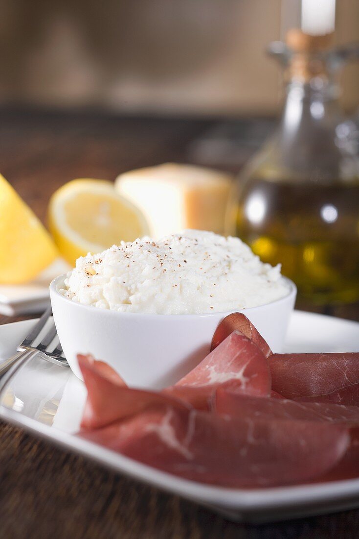 Ricotta und Bresaola, Olivenöl, Käse, Zitronen