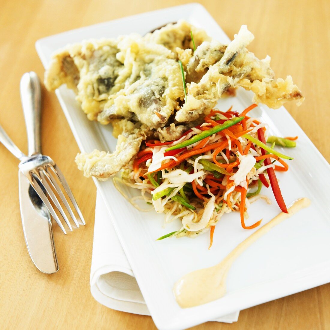 Frittierter Butterkrebs mit Rohkostsalat