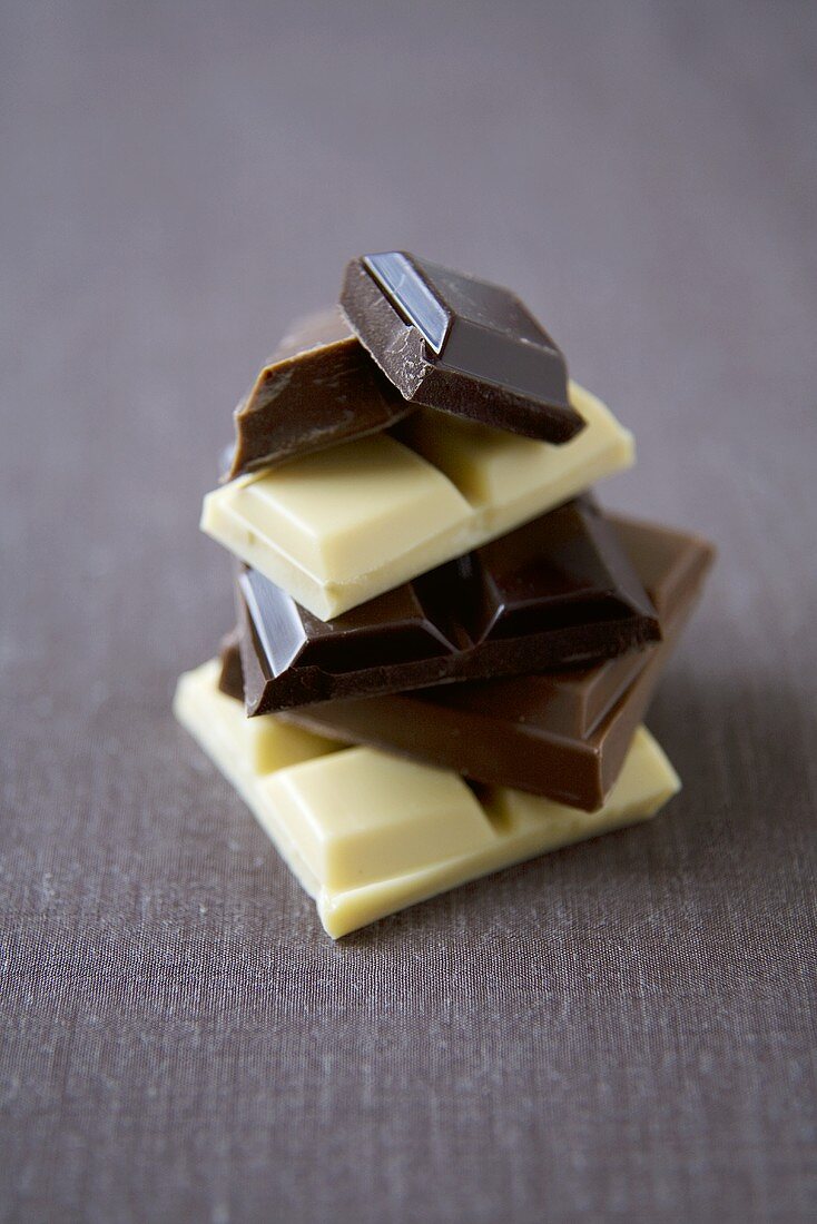 weiße und dunkle Schokoladenstücke, gestapelt