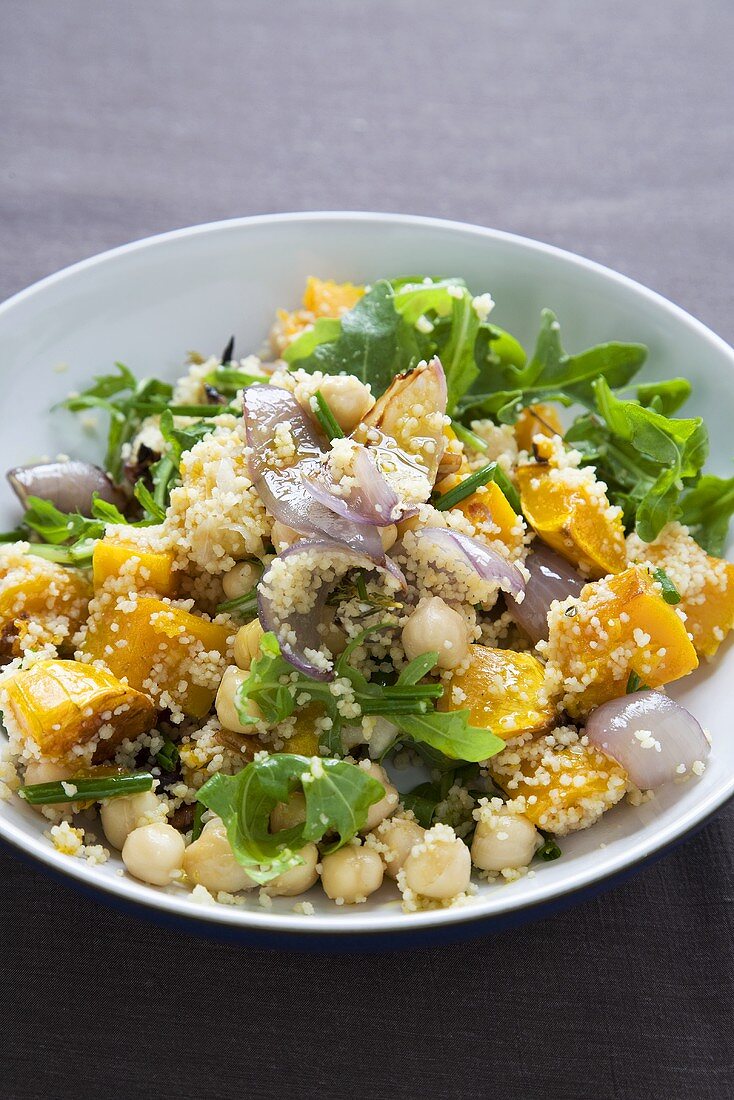 Rucola-Kürbis-Salat mit Kichererbsen und Couscous