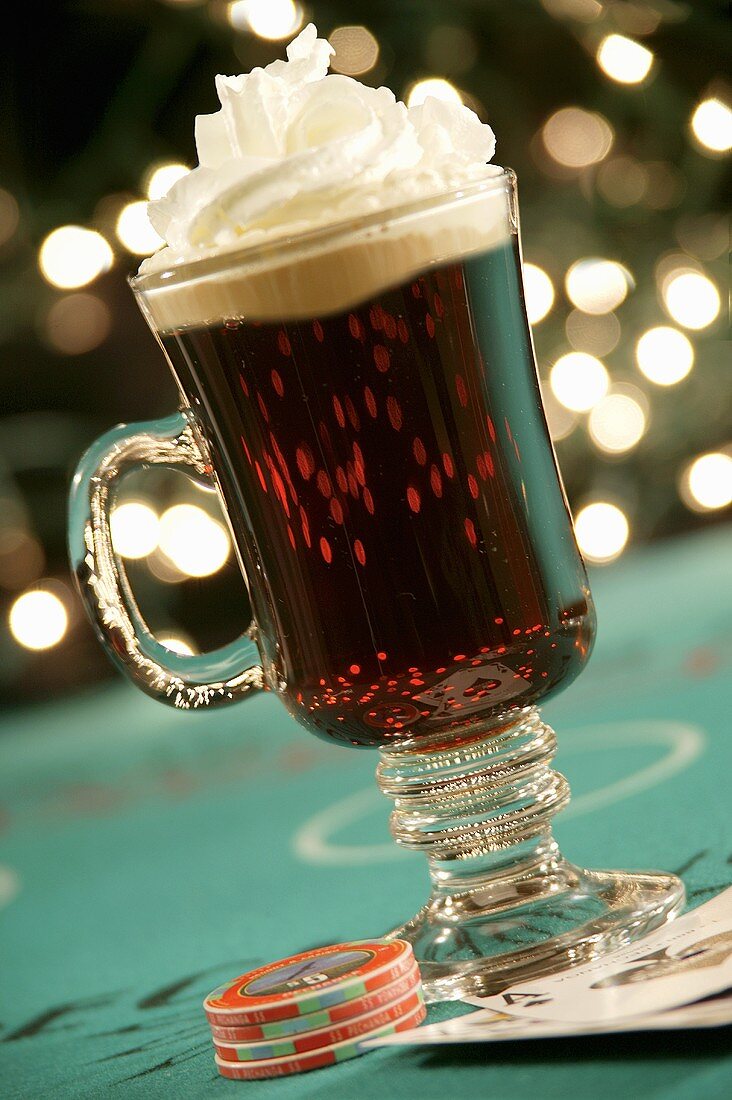 Irish Coffee mit Whiskey und Sahne