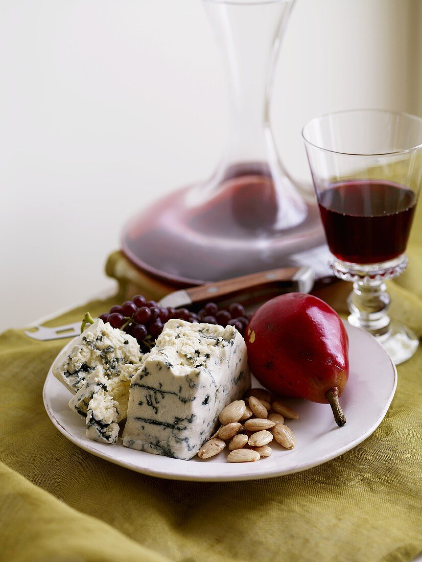 Blauschimmelkäse mit Birne, Trauben und Nüssen, Rotwein