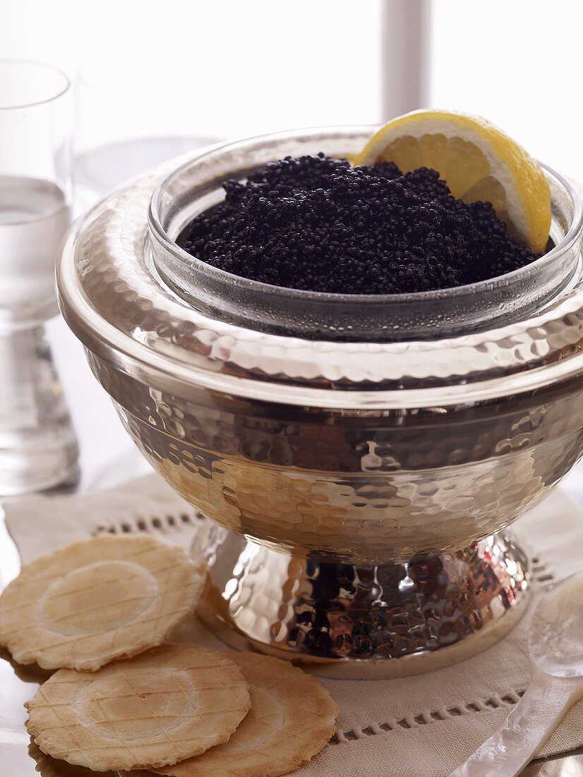 Schwarzer Kaviar mit Zitronenschnitz