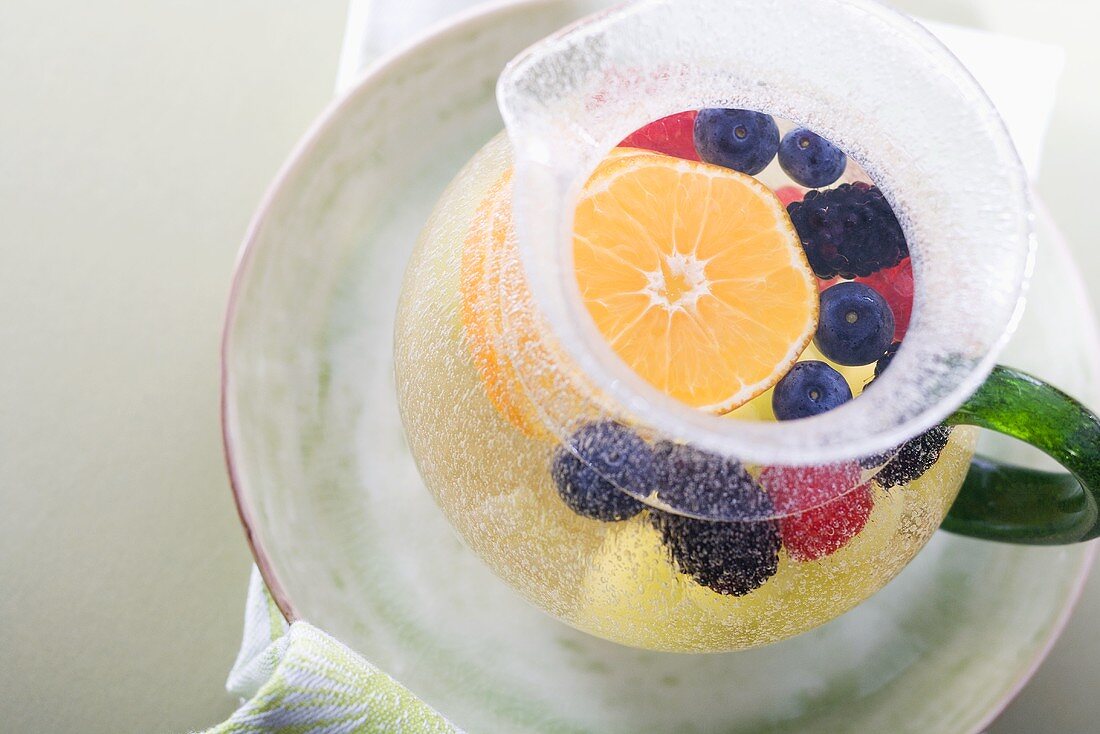 Bowle mit Früchten im Glaskrug
