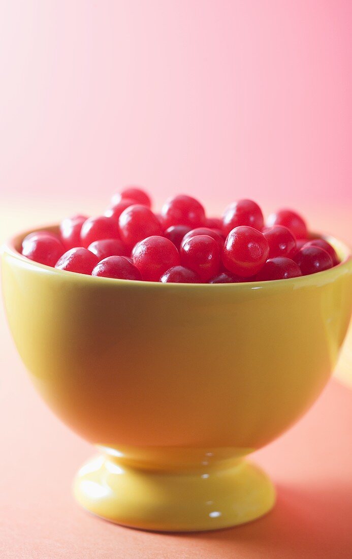 Cherry Sours (Kirschbonbons, USA) in gelber Schale