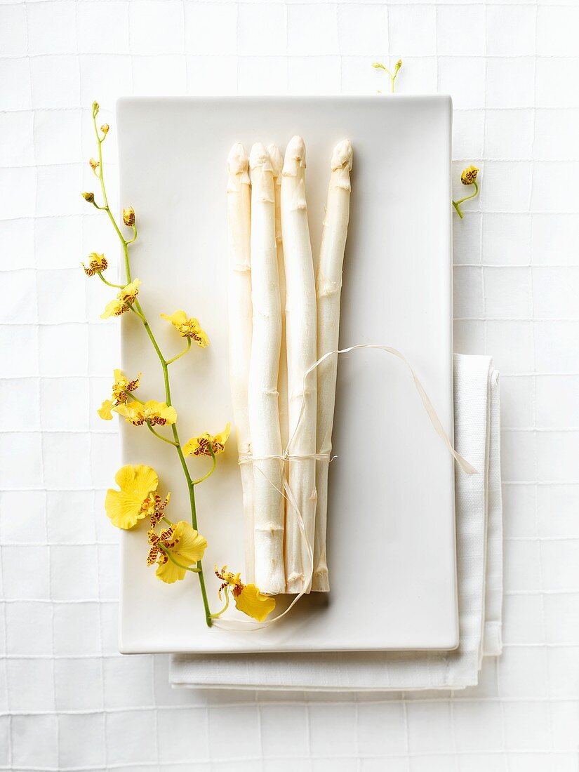 White asparagus spears, flowers