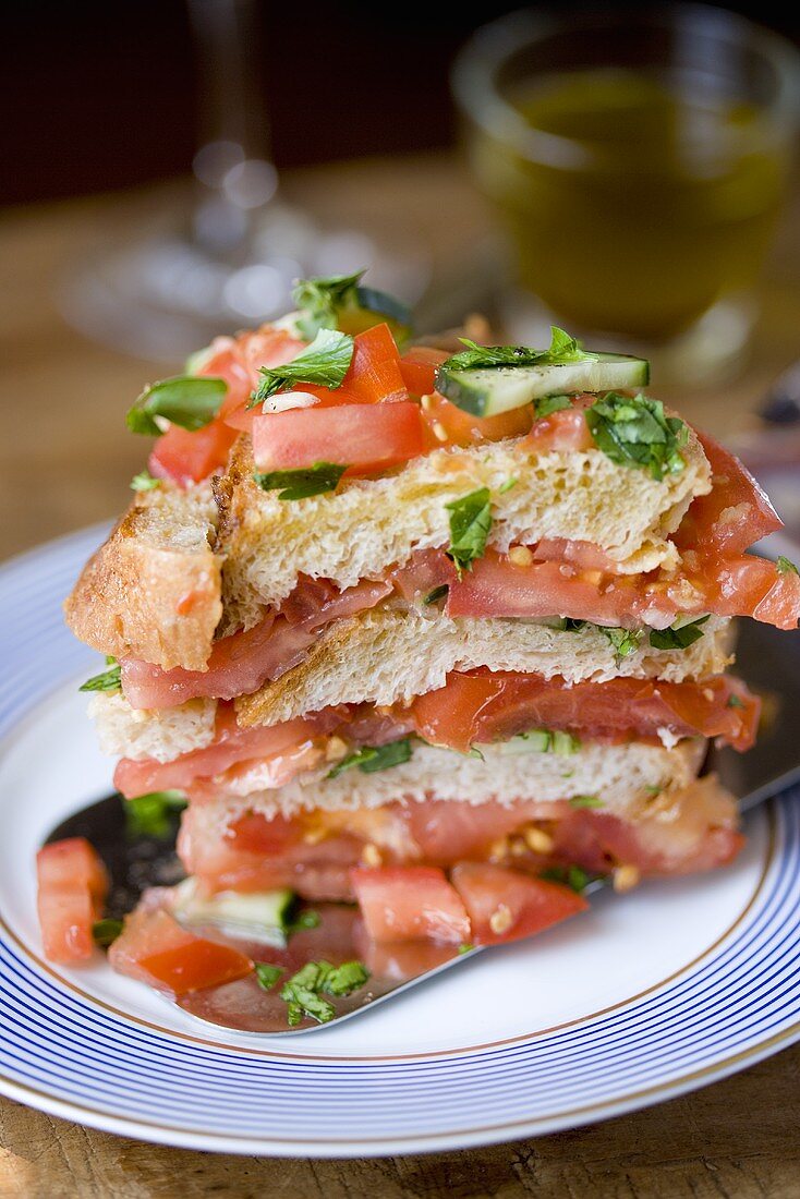 Panzanella a strati (Gestapelter Tomaten-Brot-Salat, Italien)