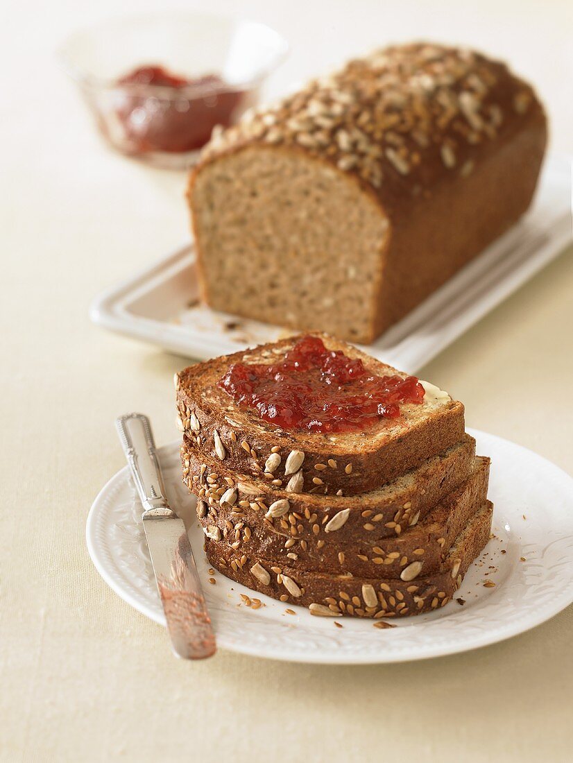 Vollkornbrot mit Erdbeermarmelade