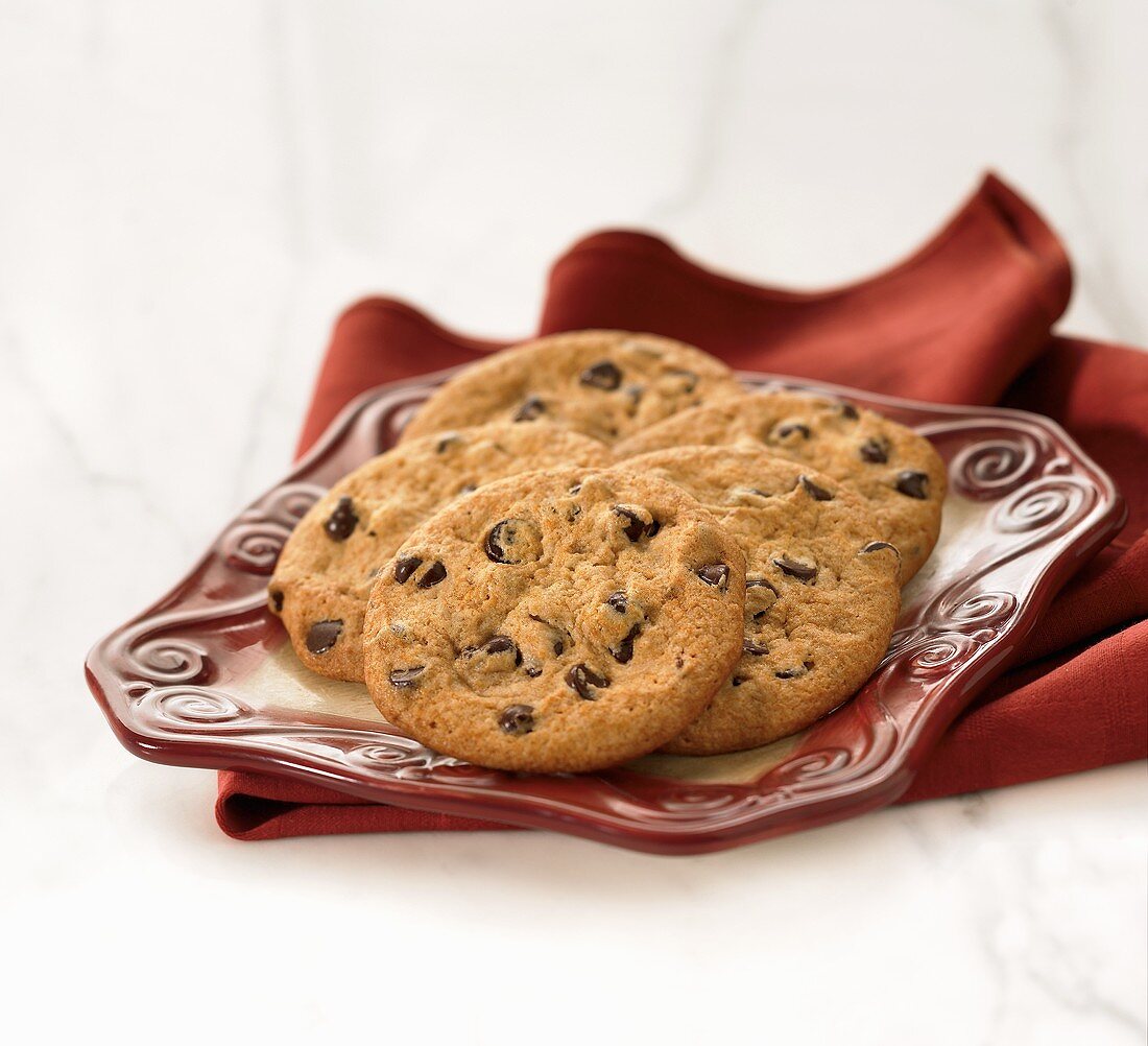 Mehrere Chocolate Chip Cookies auf rotem Teller