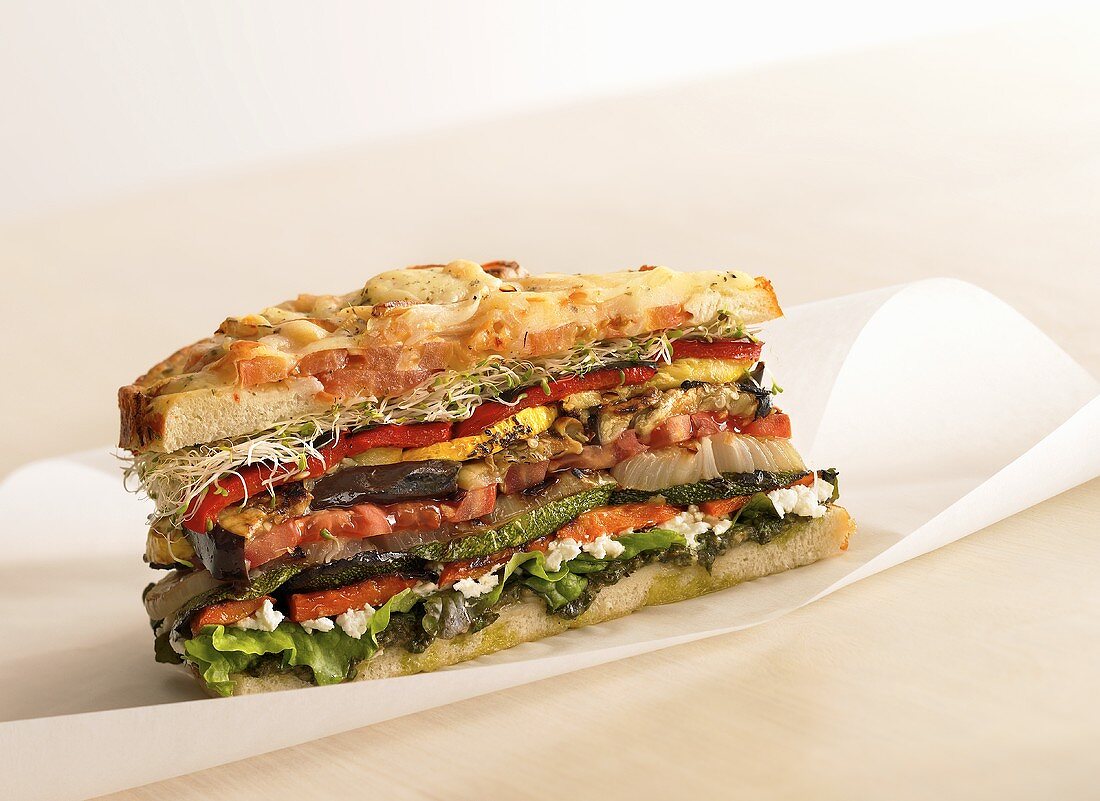 Sandwich mit Gemüse, im Ofen überbacken