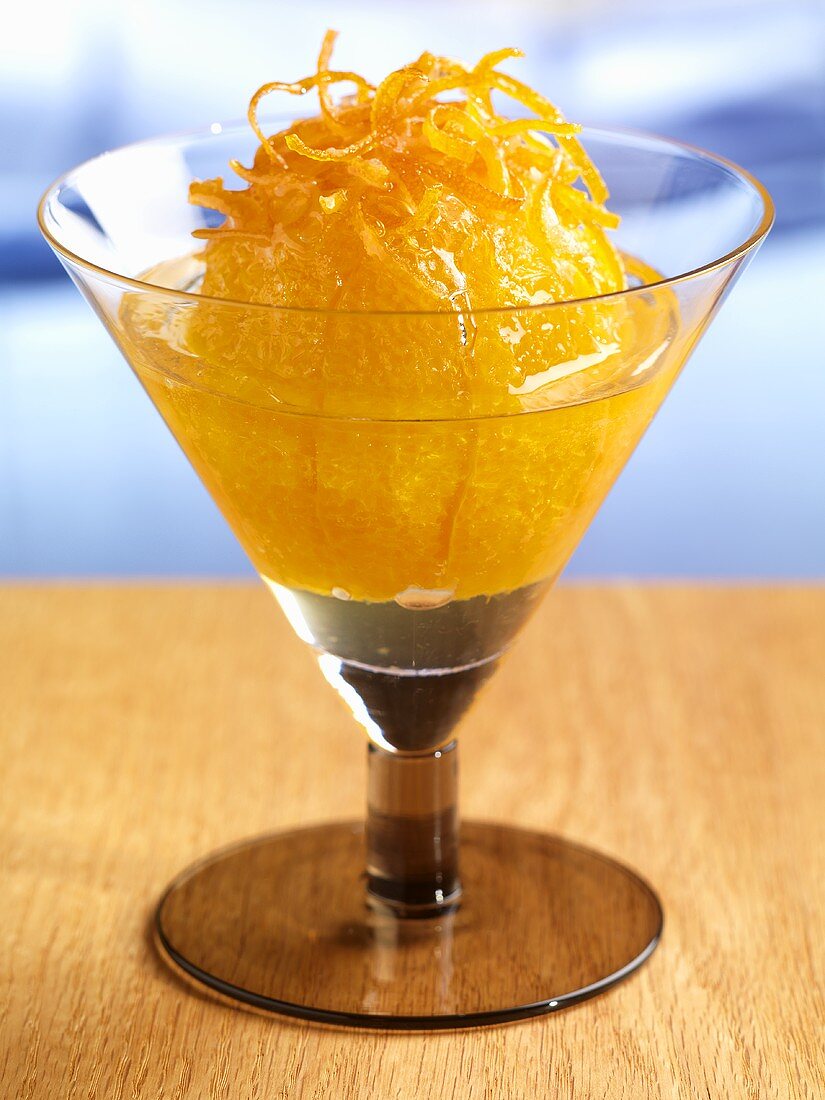 Glasierte Orange mit kandierten Orangenzesten im Stielglas
