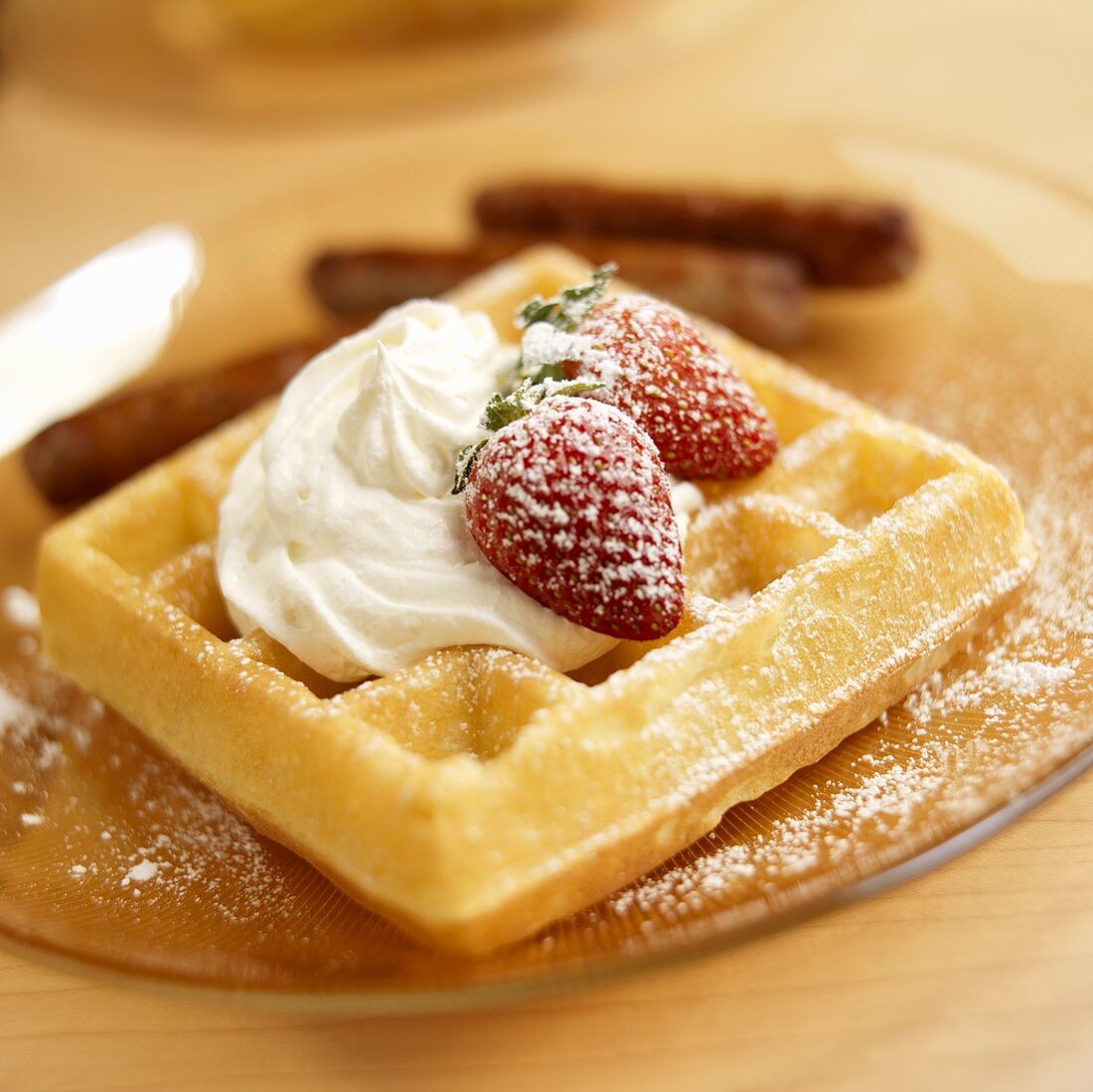 Waffeln mit Erdbeeren, Sahne und Puderzucker