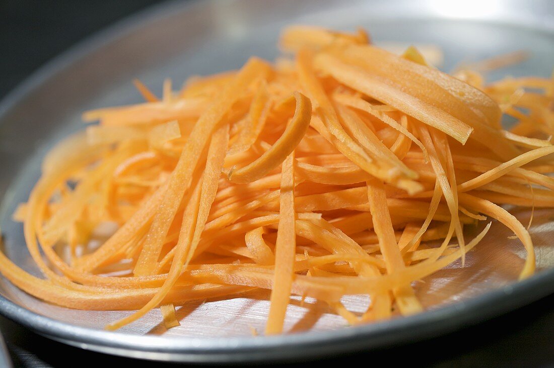 Karottenstreifen auf einer Platte