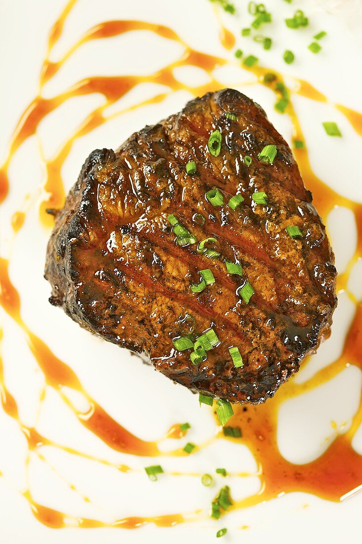 Gegrilltes Steak mit Schnittlauch und Sauce