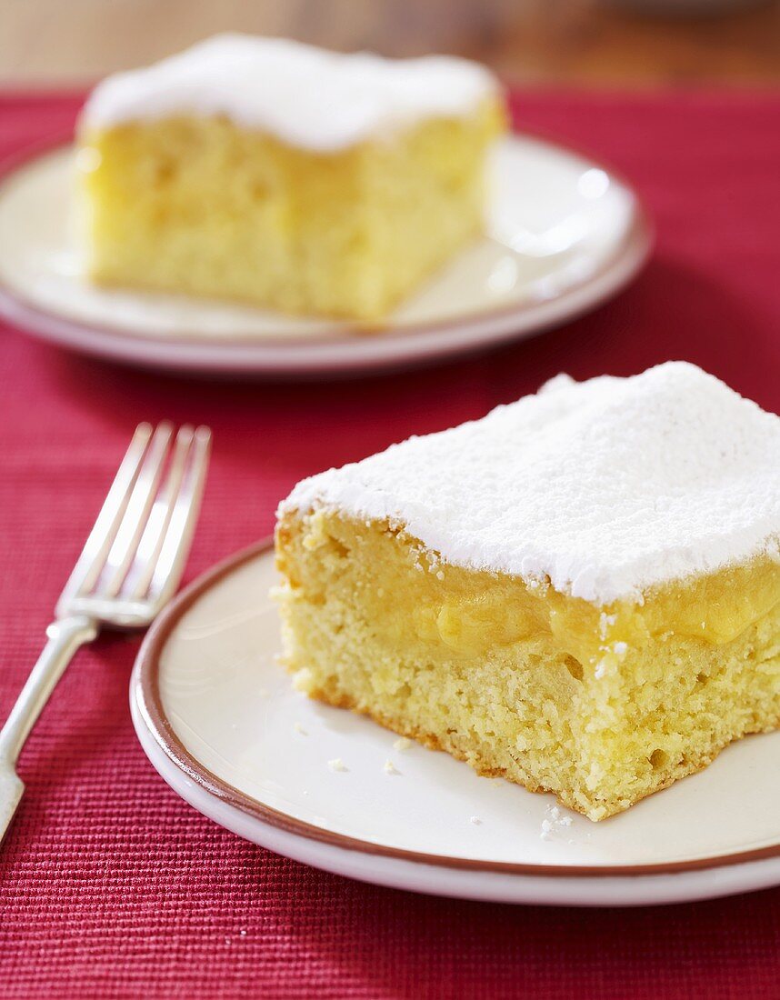 Zwei Stücke St. Louis Gooey Butter Cake auf Tellern (USA)