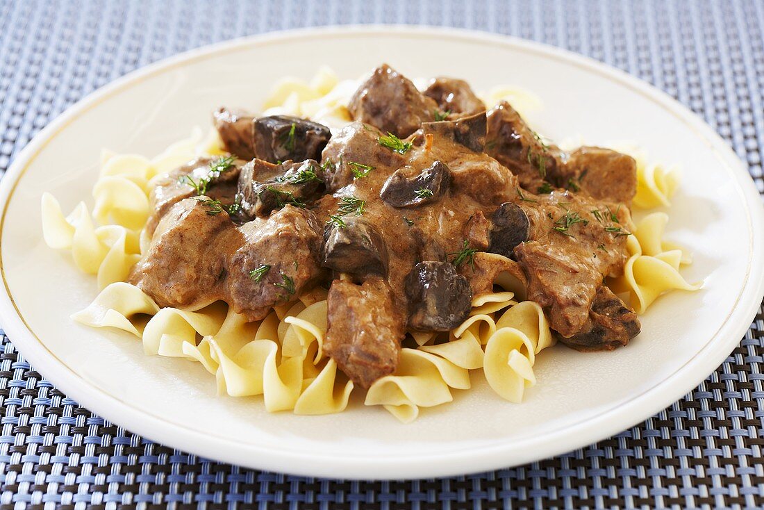 Beef Stroganoff auf Nudeln