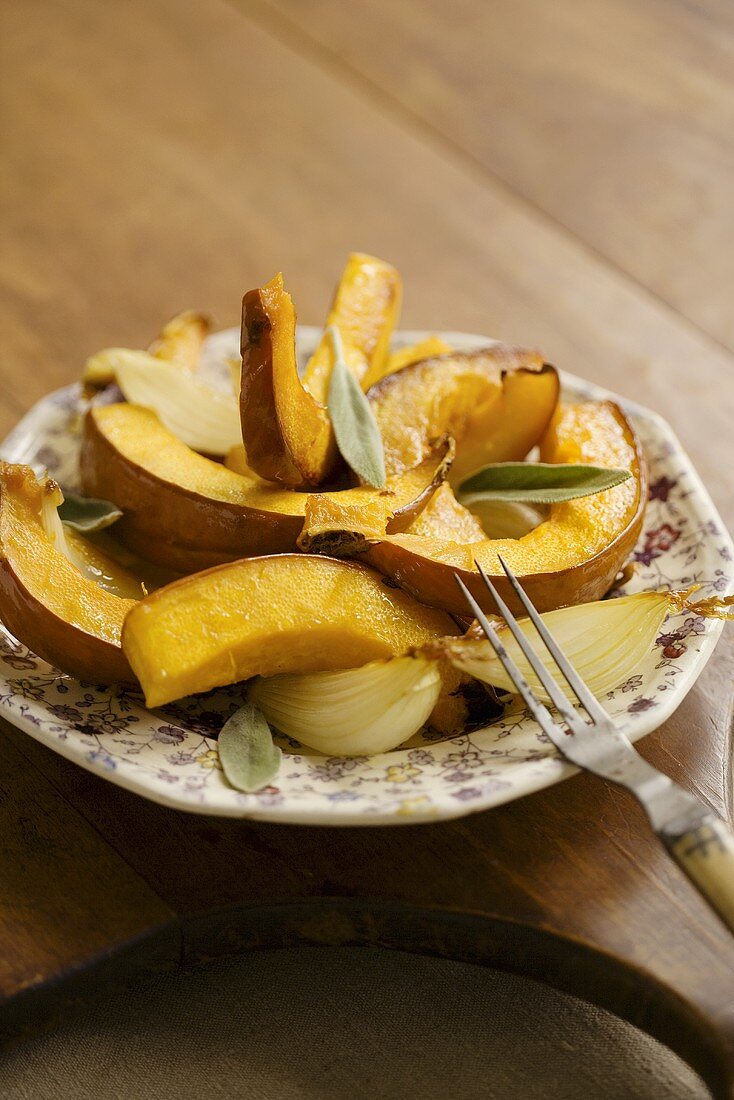 Gebratene Kürbisspalten mit Zwiebeln und Salbei