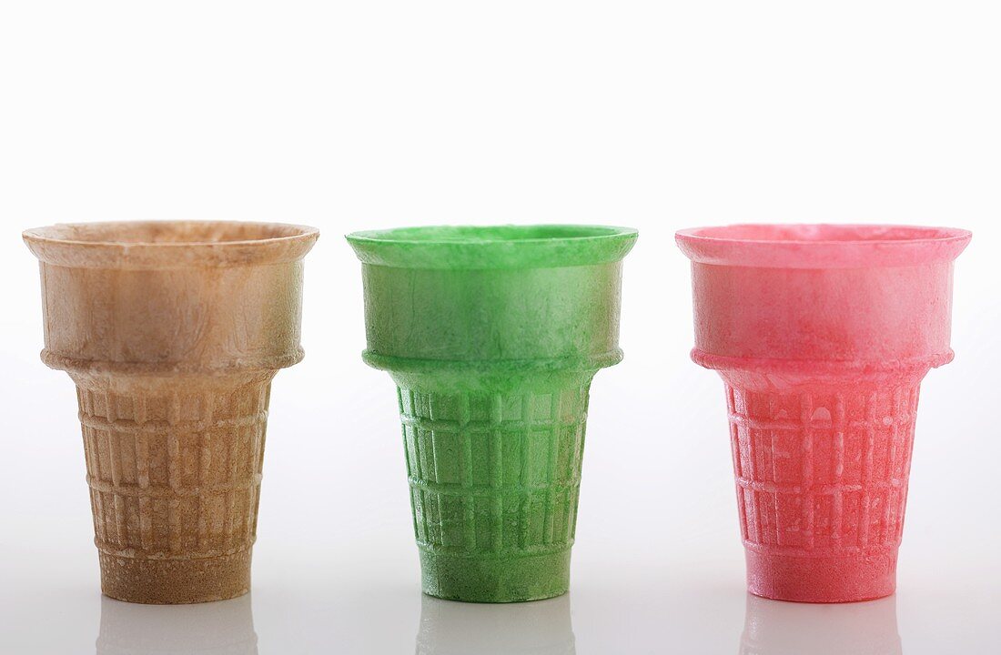 Drei Eistüten in verschiedenen Farben
