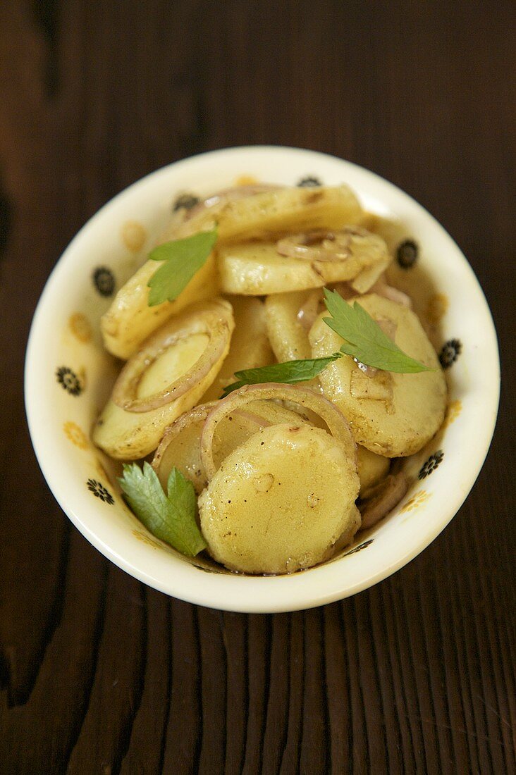 Kartoffelsalat mit Zwiebeln und Petersilie