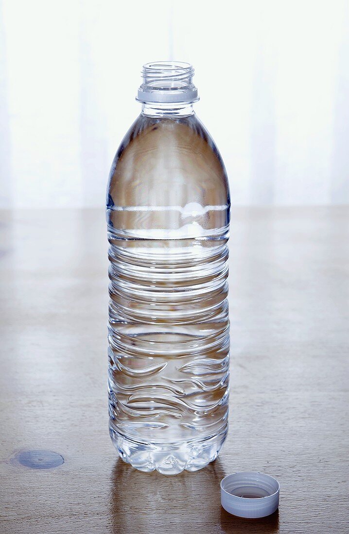 Wasser in einer geöffneten Plastikflasche