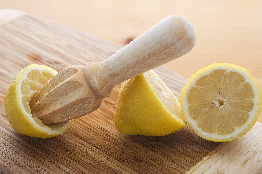 Zitronehälften mit Zitruspresse