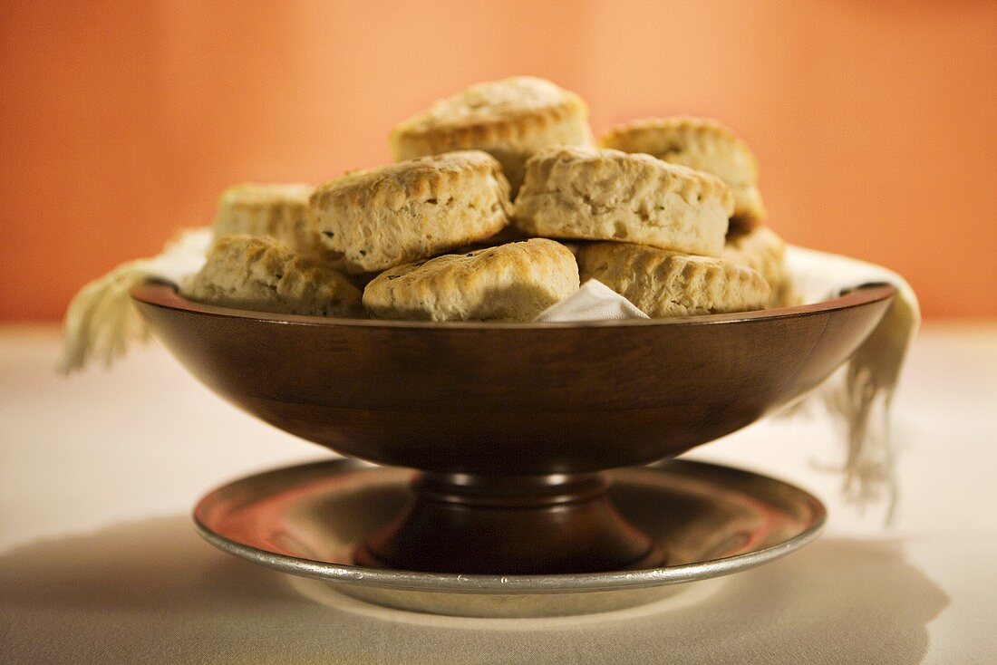 Biscuits in einer braunen Schale