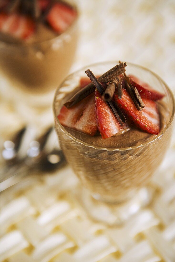 Schokoladenmousse mit Erdbeeren und Schokospänen