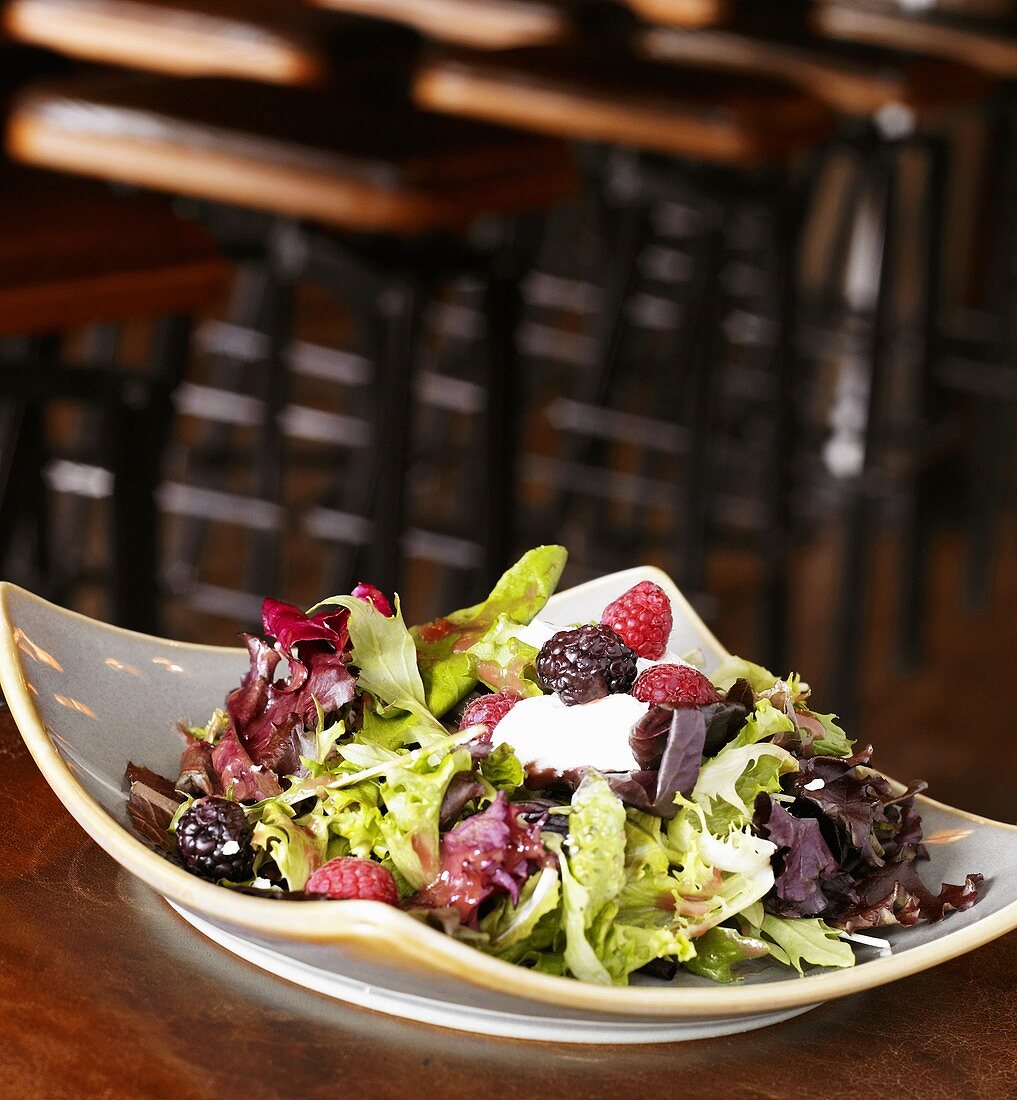 Gemischter Blattsalat mit Beeren und Ziegenkäse