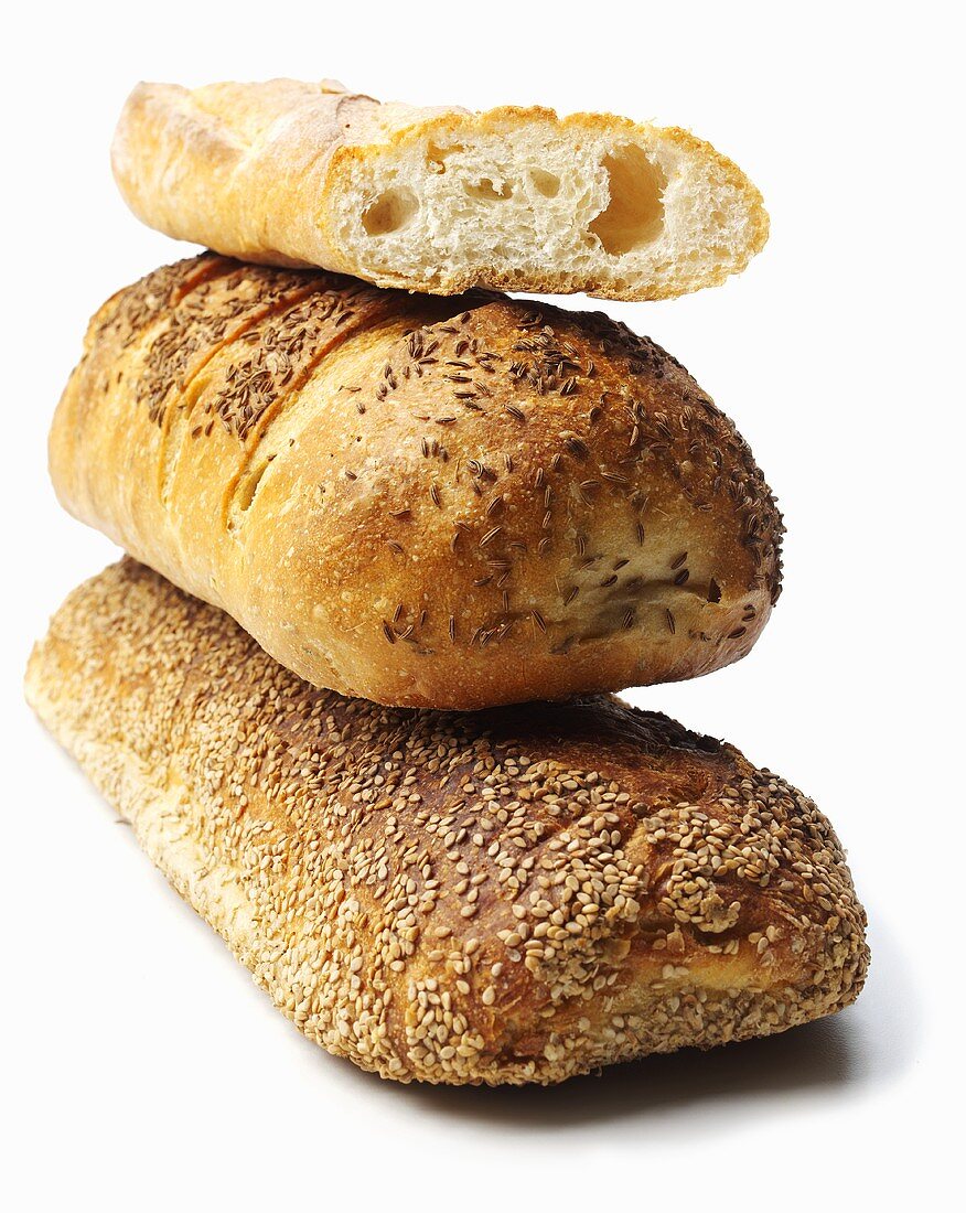 Drei verschiedene Brote, gestapelt