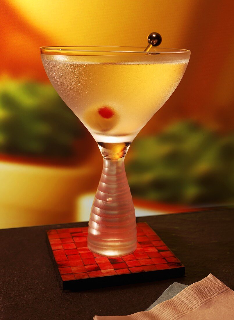 Ein Glas Martini mit Olive