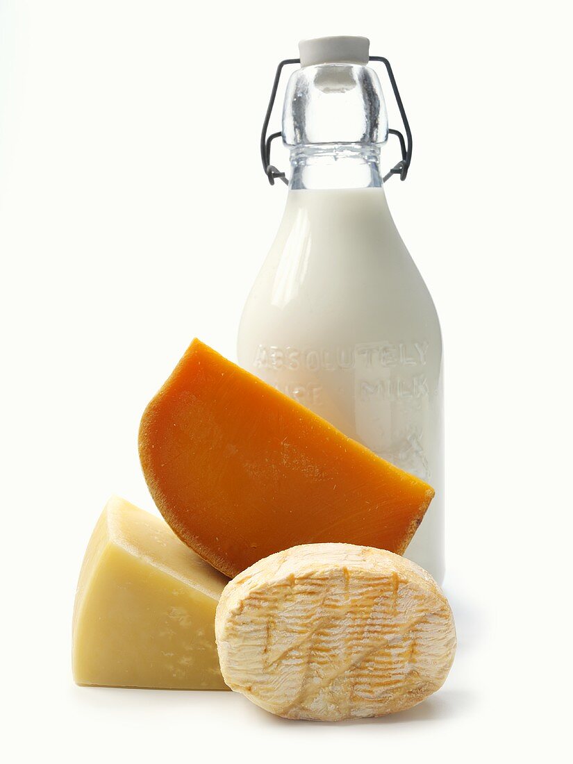 Verschiedene Käsesorten und eine Milchflasche