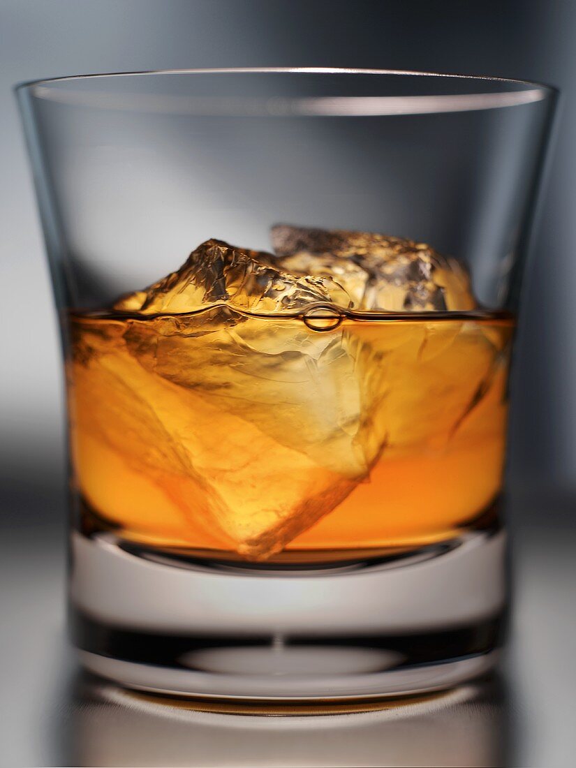 Ein Glas Whiskey on the rocks