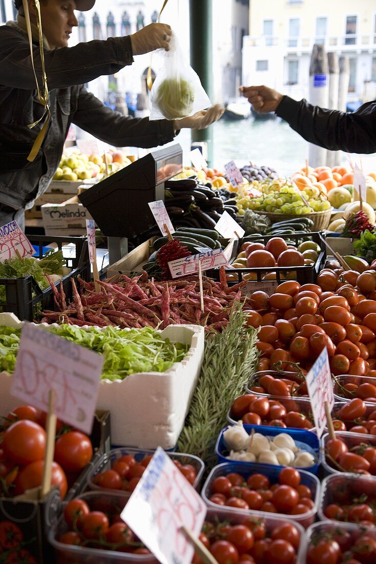 Gemüsestand auf einem Markt in Venedig