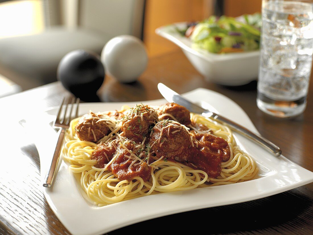 Spaghetti al ragù di polpette (Spaghetti and meatballs)
