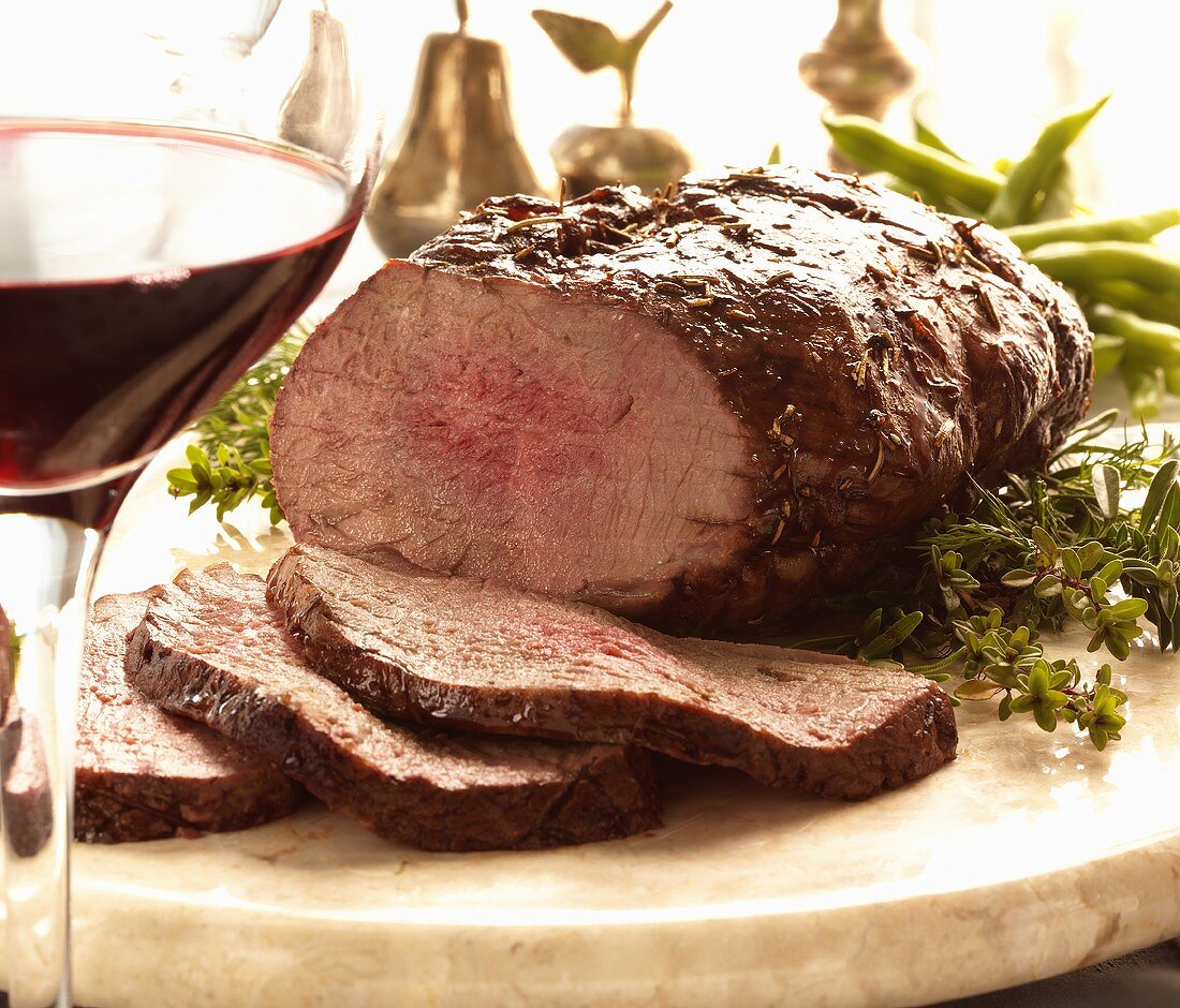 Roastbeef mit Kräutern auf Holzbrett