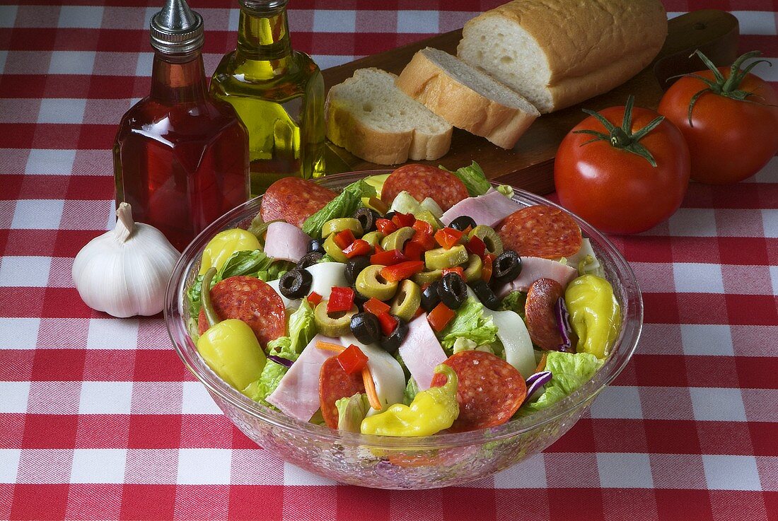 Antipastisalat, Essig, Öl, Brot, Tomaten und Knoblauch