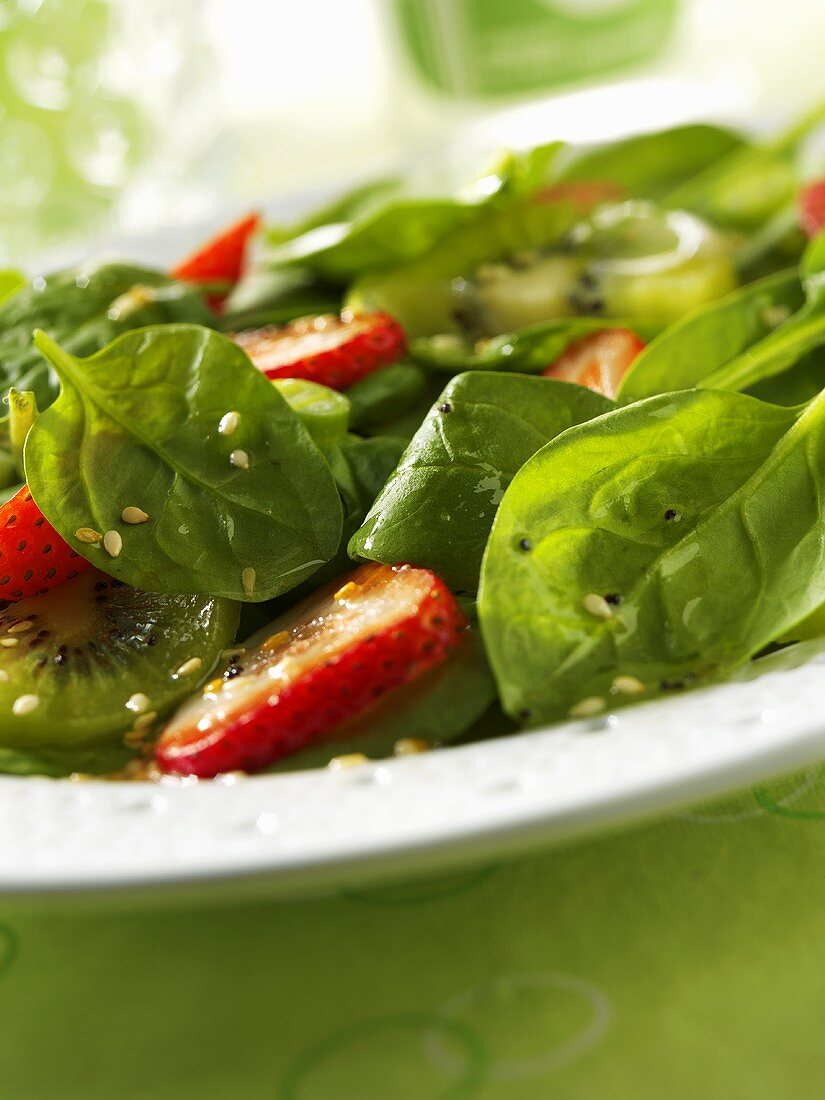 Spinatsalat mit Erdbeeren und Kiwi